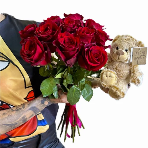 kytica ruží a plyšový medveď
