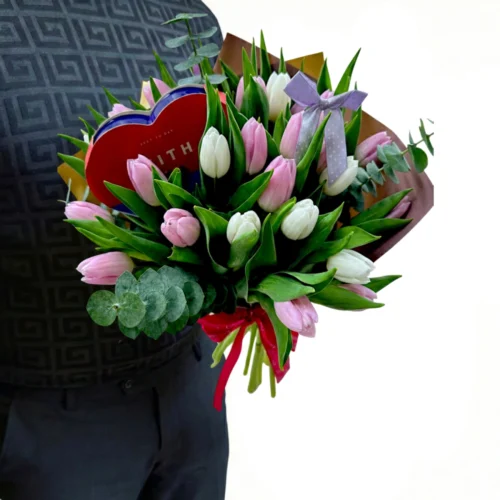 Kytica ružovo bielych tulipánov s čokoládou