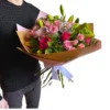 miešaná kytica rezaných kvetov . zloženie ľálie, ruže, orchidee