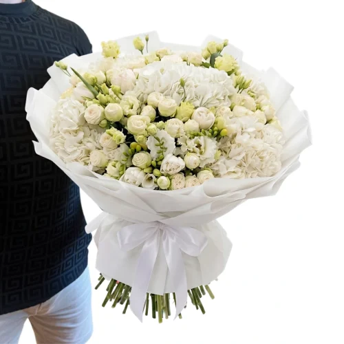 Biela kytica Zavie — hortenzie, trsové ruže, lisianthus a frézie