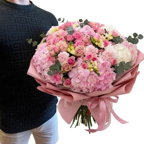 Luxusná kytica hortenzií Horde — ružové hortenzie, ruže, trsové ruže, frézie