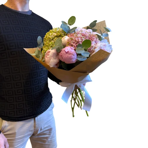 Kytica s hortenziami a pivonkami Klara – zblizka