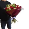 Kytica bielych ruží a červených trsových ruží Anka