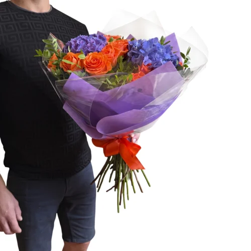 Kytica oranžových ruží a fialovej hortenzie Alia