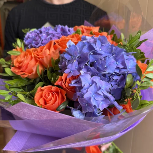 Detail oranžových ruží a fialovej hortenzie v kytici Alia