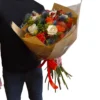 Kytica s modrými bodliakmi a oranžovými ružami Neva